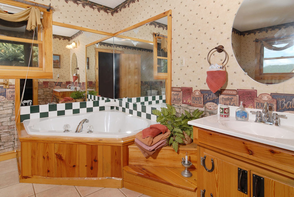Pigeon Forge Vacation Cabin Rental with a whirlpool 